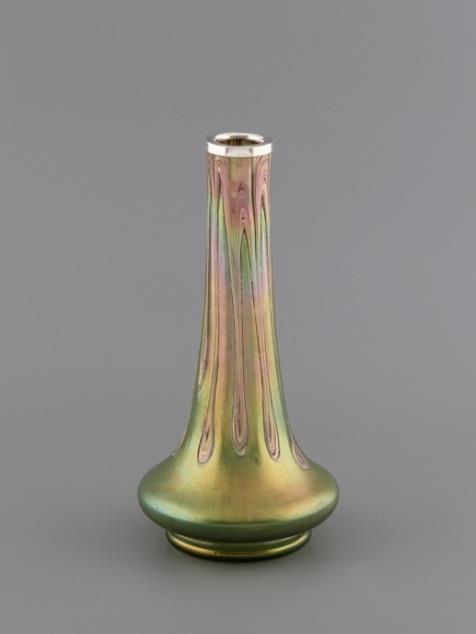 Kikiáltási ár: 12 000 Ft/40 114. Szecessziós váza Kézzel formázott, zöld, fúvott irizáló felületén szalagos savmaratott díszítés.