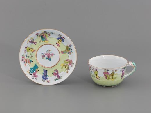 146. Herendi díszcsésze aljjal Színesen festett és aranyozott porcelán ún. Ming dekorral.