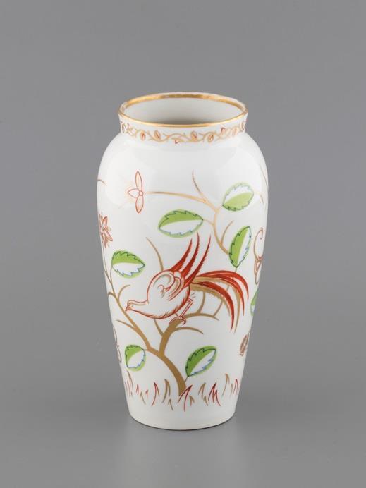 : 24 12 11,5 cm Kikiáltási ár: 35 000 Ft/117 152. Zsolnay art deco díszváza Színesen festett és aranyozott porcelán.