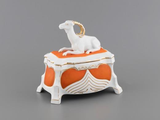 Nagyméretű art deco bonbonier Színesen festett és aranyozott porcelán, leemelhető fedelén kőszáli kecske figurával.