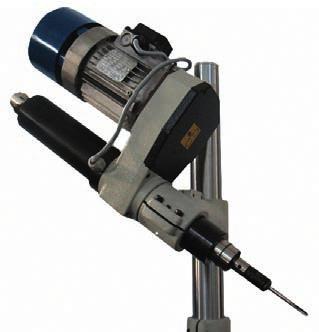 325 mm átmérővel, mely pótasztallal nagyobbítható, és CNC