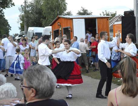 Ez utóbbi főként a férfiak fantáziáját, no meg a tüdejét mozgatta meg, ugyanis a megmérettetés győztesének egy levegővétellel minél nagyobb mennyiségű bort kellett egy hagyományos lopóval felszívnia.