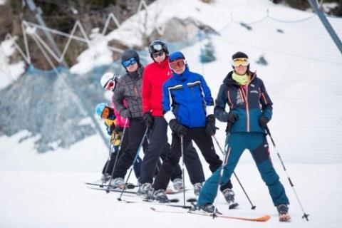Oktatás A Sítanoda szakképzett, tapasztalt sí- és snowboard oktatókból álló csapata
