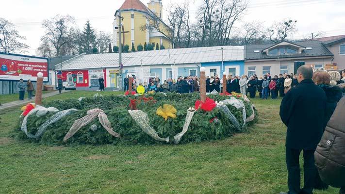 Azt kívánom, hogy életünk legnehezebb pillanataiban se aludjon ki lelkünkben a remény gyertyalángja, és hogy azt a lelki közösséget és szeretetet, melyet ezekben a napokban érzünk, késõbb a