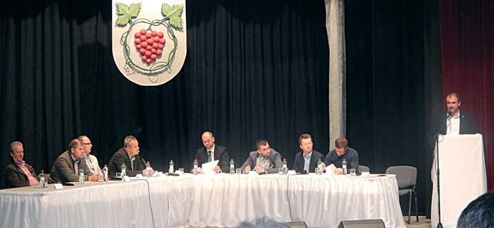 Ahogy közeledünk Jézus születésének ünnepéhez, egyre inkább lecsendesedik a bennünket körülvevõ zaj és mind több szeretet rejtõzik a tárgyakba, a hangokba és a cselekedetekbe.