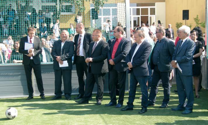 Ešte v septembri tohto roku dostalo mesto Kráľovský Chlmec 47,000 na odstránenie čiernych skládok, a slávnostne sme odovzdali multifunkčné ihrisko v areály gymnázia tiež s významnou spoluúčasťou v