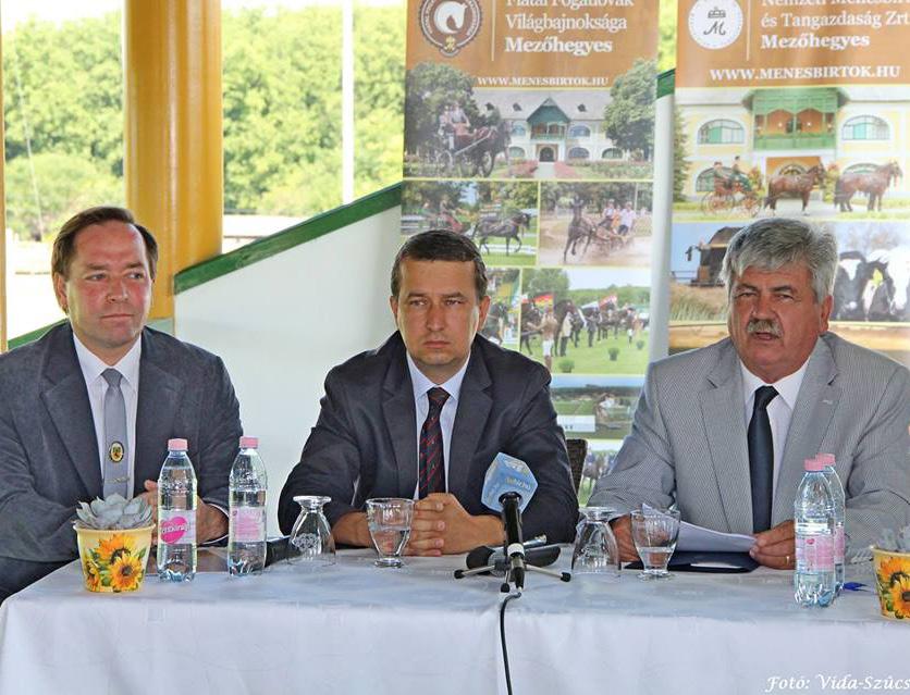 Fehér Károly a Magyar Lovas Szövetség kommunikációs igazgatója, a világbajnokság sajtófőnöke, augusztus 29-re sajtótájékoztatót hívott össze.