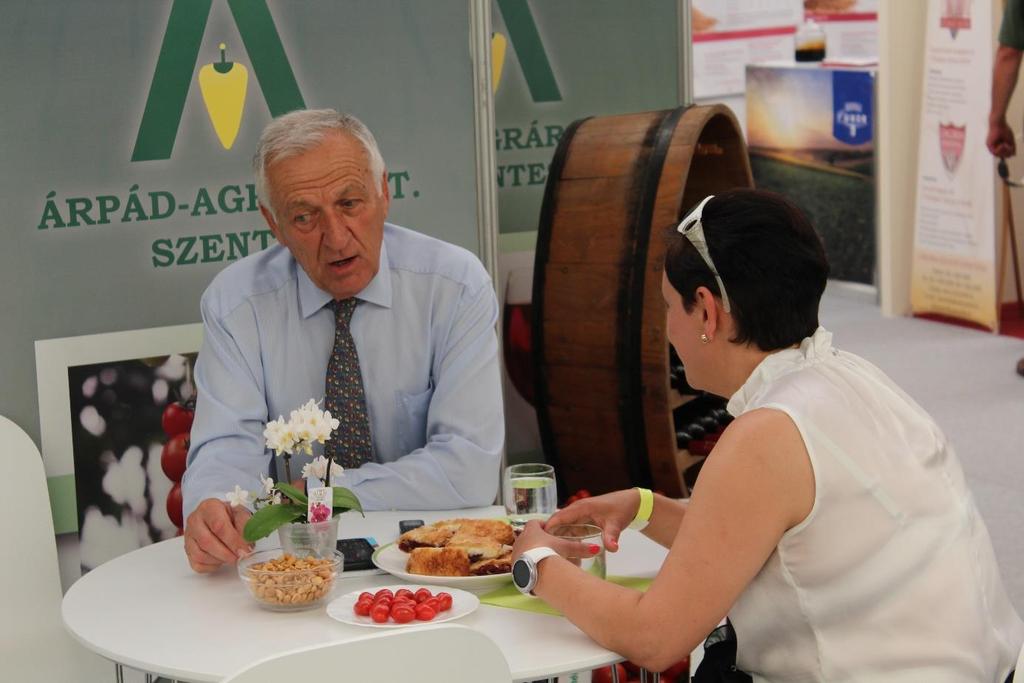 MEGÁLLÍTÓ TÁBLA - PARADICSOM, PAPRIKA, PALÁNTASZIGET, NO MEG A MINŐSÉGI BOROK Így is elmondható, hogy milyen volt az Árpád-Agrár Zrt. standja, az idei 25.