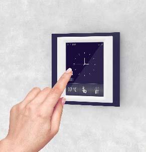 Fali vezérlő Hordozható vezérlő Kijelzős távirányító Központi vezérlő Okostelefon applikáció Smart TV applikáció egy 3,5"- os keretes érintőképernyőn - kap helyet.