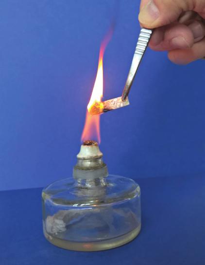 A szemétlerakóban történő eltemetése nem jó megoldás, hiszen a természetben nem bomlik le. Égessük el szemétégetőben! Kísérlet Kis darab PVC műpadlót fogjunk csipeszbe és tartsuk borszeszégő lángjába!