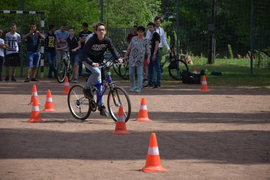 felelősségét Földünk védelmét illetően. Az előadás után ÖKO lábnyom vetélkedőt rendeztünk.