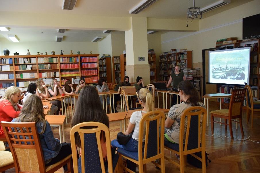 Páll Sándor rendőr alezredes, iskolánk bűnmegelőzési referense, játékos-ügyességi feladattal kötötte le a gyerekek figyelmét.