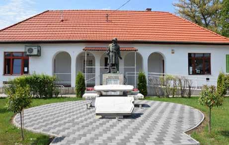 közepén, a Köztársaság és a Kossuth utca kereszteződésében találhatjuk meg. I. és II.
