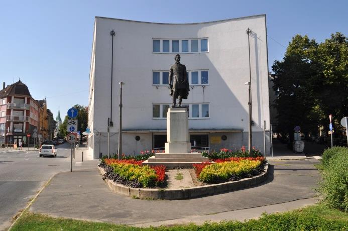 A tervezett módosítás során kizárólag a közlekedési területeket érintő változásokkal kell számolni, melyek a települési értékleltárban szereplő elemeket nem érintik. b.) Az a.