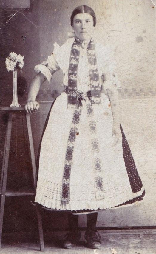 Szalai Mária - 1910 Az alsószoknyákra vették föl a szoknyát, rokolyát.