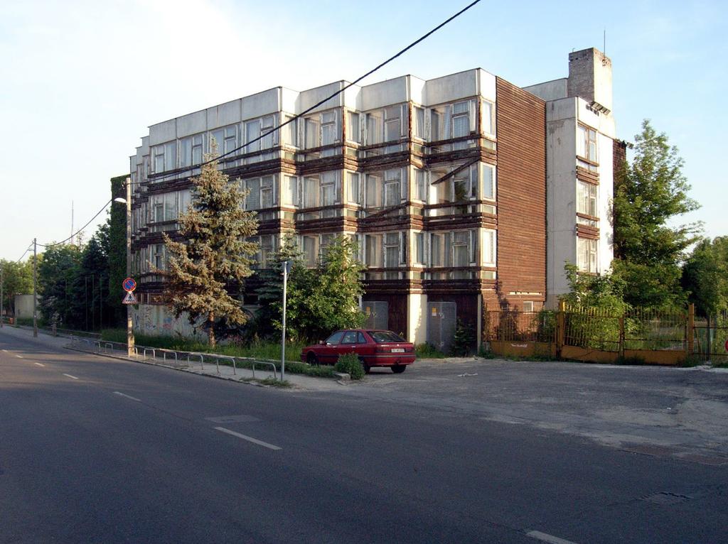 HRSZ 9139/6 Tulajdonos Magán ÉPÍTÉSZETI KIALAKÍTÁS, MŰSZAKI JELLEMZŐK Az 1970-es évek elején épült, 188 szobás szállodaépület, erősen tagozott tömegű.