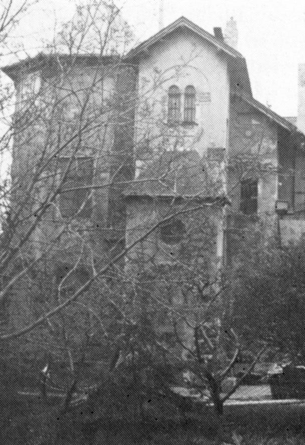 EÖTVÖS 48. VILLA 2 TÖRTÉNETI ÁTTEKINTÉS A lakóépületet valószínűleg 1905-10 körül építtette Förster Aurél klasszika-filológus egyetemi tanár. Tervezője ismeretlen.