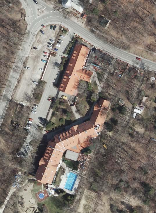 NORMAFA ÉTTEREM, SZÁLLÓ 3 ELHELYEZKEDÉS, MEGKÖZELÍTÉS A Normafa Központ területén, a síházzal szemben található. A két főépületből álló együttes (szálló és étterem) közös telken fekszik.