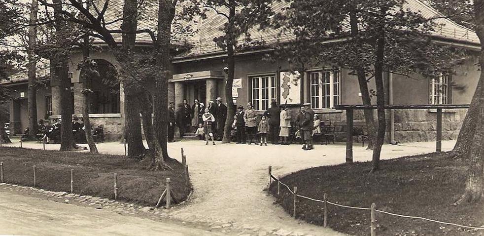 NORMAFA SÍHÁZ 4 TÖRTÉNETI ÁTTEKINTÉS ma: Normakert Étterem Eötvös út 59. Az épület a Normafa-tetőn áll, ahol egykor Buda, majd a székesfőváros vámhatára húzódott.