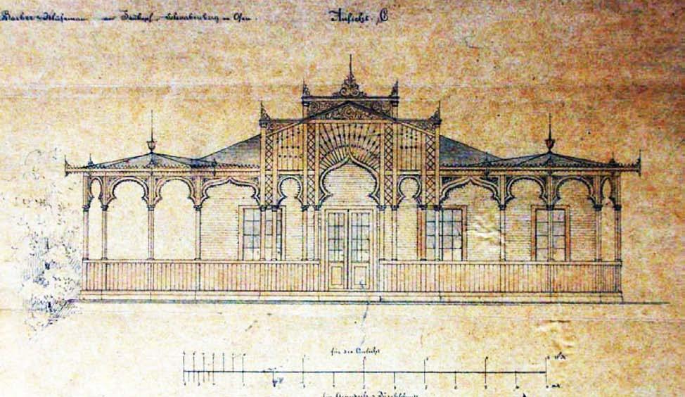 században álló kútház klasszicista stílusban épült, a víz egy vadkanfej alakú kőszoborból folyt. 1890-ben ezt a szobrot öntöttvas vadkanfejre cserélték.