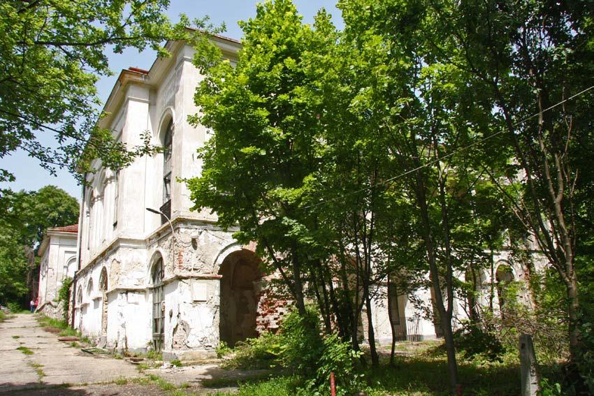 Emeletes, sarokrizalitos, klasszicista épület, Hild József, 1856. Mindhárom épület eredetileg igényesen megépített, kő-, tégla falazatokkal, téglaboltozatokkal, poroszsüveg és fafödémekkel készült.