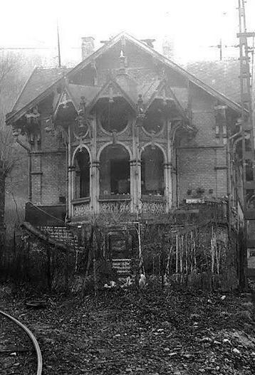A régi végállomás épületének nyitott középső traktusát az 1920-as években (a fedélszéket érintetlenül hagyva) kétszintes épületté alakították át.