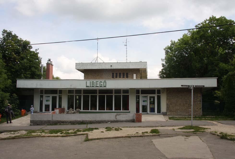 Cím Jánoshegyi út HRSZ 10503/10 ÉPÍTÉSZETI KIALAKÍTÁS, MŰSZAKI JELLEMZŐK Az 1970-ben elkészült felső épület helyén korábban Kozár Mihály Jánoshegyi Nagyvendéglője állt, melynek nagyméretű fa