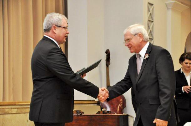 8 Falusi János a búza, repce, szója nemesítésért átveszi a Magyar Köztársaság Arany Érdemkeresztet 2017 március 15-én az FM-ben. 2. A Társaság 2017. évi gazdálkodása A 2017.