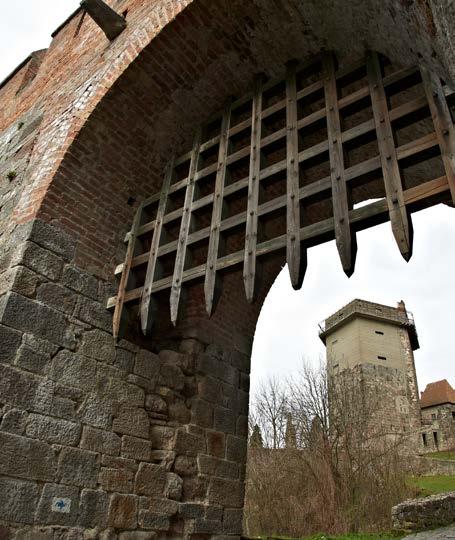 1107-ben Álmos herceg alapította a prépostságot, azonban a török harcokban a díszes épületegyüttes elpusztult.