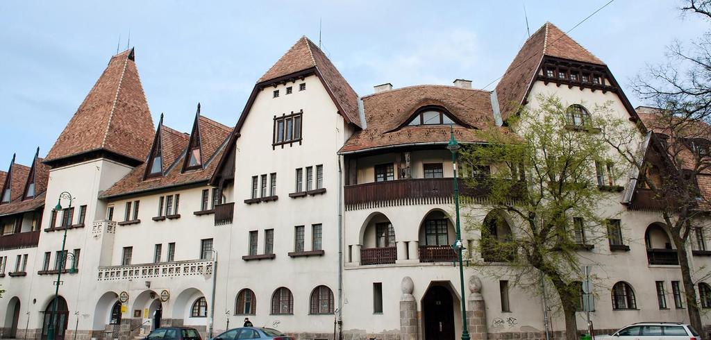 Fontos szerepe volt az állami lakótelep Főterének. A teret körülvevő utcák sugaras rendszerét a központba bevezető nyolc bekötő út alkotta. A teret az 1930-baan épült templom zárja le.