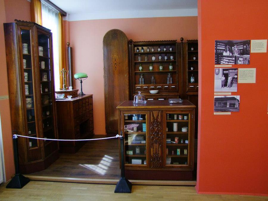 Fehér, Vörös Kereszt gyógyszertár A gyógyszertár alapítója Gullner Béla gyógyszerész volt 1902-ben. A gyógyszertár az Üllői út 115. szám alatt működött. Őt követte 1910-től Finy Béla, aki még 1910.
