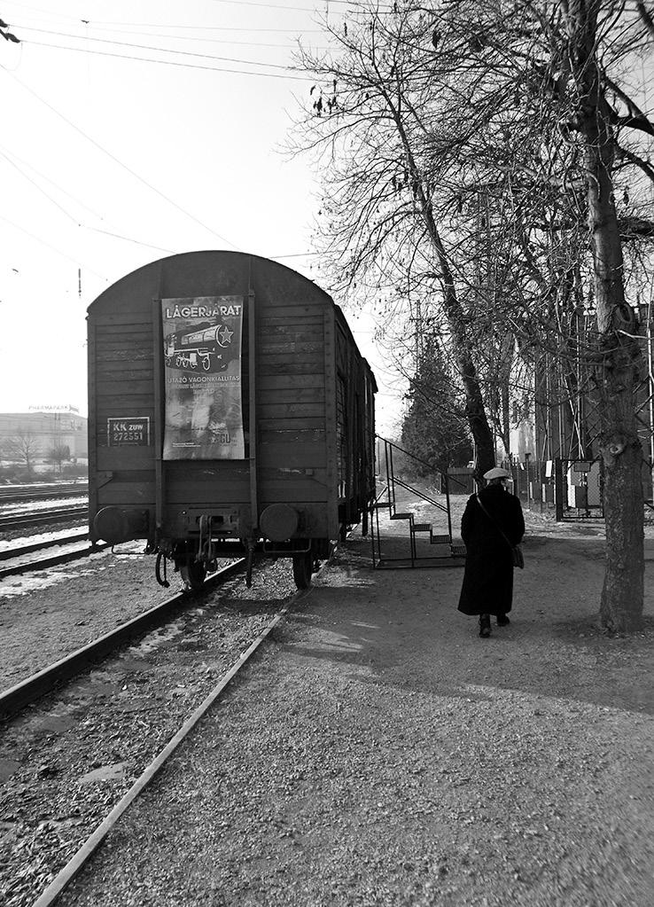 Lágerjárat Utazó vagonkiállítás a szovjet kényszermunkatáborokba hurcoltak emlékére A kiállítás helyszíne, a teherszállító vagon (A szerző felvétele) A kiállítást a Magyarországi Németek