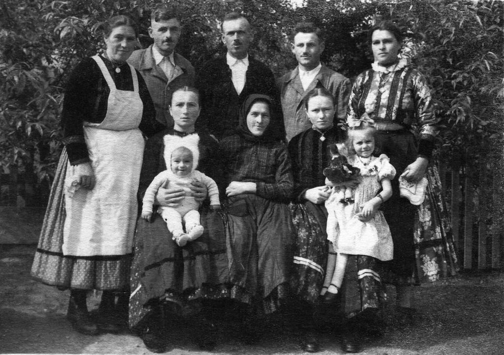 A Török család Waldheimben, a bal oldalon Ginál Judit, aki a hazafelé utat falábbal tette meg (Geiger Ferencné tulajdona) kensteini befogadó gazdájának, hogy mire elfogy a hazulról hozott szalonna,