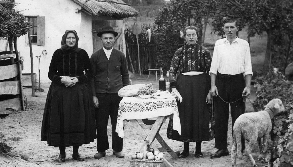 Fuszenecker Pál és családja 1949-ben, háttérben az a tanyaistálló, amelyben hazaszökésük után, házuk akkor már nem lévén, meghúzták magukat (Jagicza Andrásné tulajdona) pítésére sor került ugyan, de