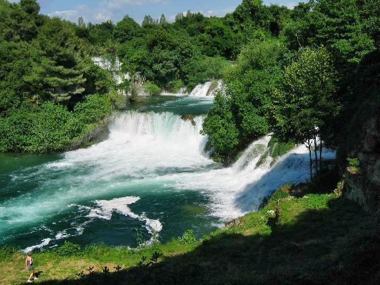 13 Ha a természet csodái csábítják a Sibenik melletti Krka Nemzeti Park és vízeséshez, a hajózás élménye mellett, fürdőruhát is tanácsos magunkkal vinni.