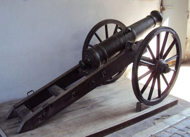 irányzással 500 lépésre (375 m), felpattanó lövéssel pedig 1800 (1350 m) távolságra volt képes tüzelni.
