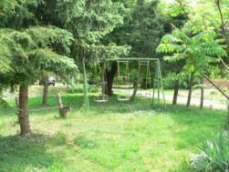 Egyetlen nagyobb közkertje a falunak (2500 m 2 ) a templom mellett fekszik, amely