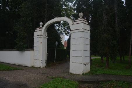 valamint a Nepomunki Szent János templom. Batthyány-kastély és parkja (azonosító száma: 8860; törzsszáma: 7659).