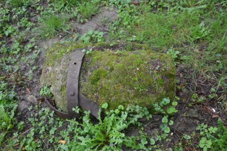 64. ábra - Csákánydoroszló Batthány-kastély parkjának bejárata A kapuzat jelenlegi formája, valamint a régi kapu töredékei Nepomunki Szt.