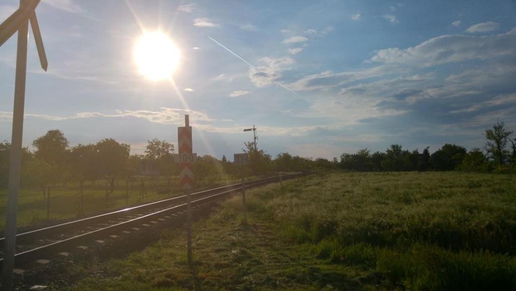6. ábra: Rálátás a vasúti pályára az eseményt követő azonnali helyszíni szemle időpontjában. 1.8.