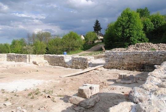 A Kálvária-dombon a feledésbe merült templom alapfalait a 2011 2012-ben a település közakaratára végzett ásatás hozta felszínre.