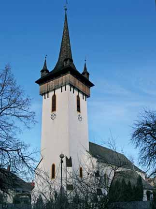 Nyugati homlokzata előtt karcsú, négy fiatornyos, fagalériás torony emelkedik. Harangja 1587-ben készült.