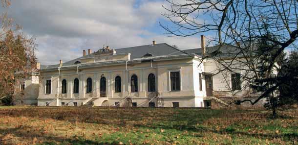 A kúriát Kende Zsigmond klasszicista stílusban építtette 1833-ban.