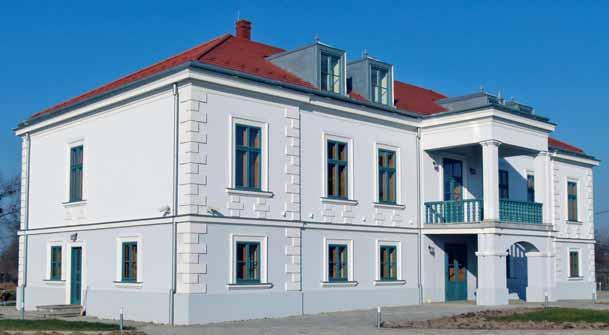 stílusban épült emeletes Luby-kastélyt később eklektikus stílusban