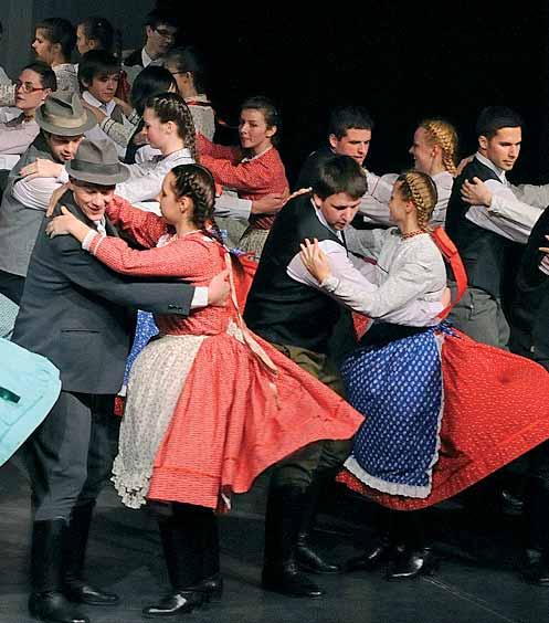 A szatmári táncanyagban repertoárjában legáltalánosabb tánc a csárdás ma már csak lassú és friss tételből áll, de régebben az Erdőháton jellemző volt a történelmi emlékeket idéző hármas