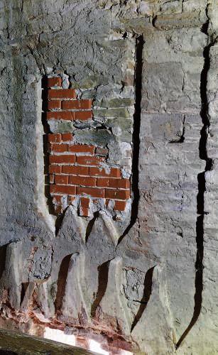 Toronyablakok kutatás közben Toronyrészlet a padlás felõl A kazettás mennyezettel fedett templomhajó terének nyugati végébe ékelõdik a
