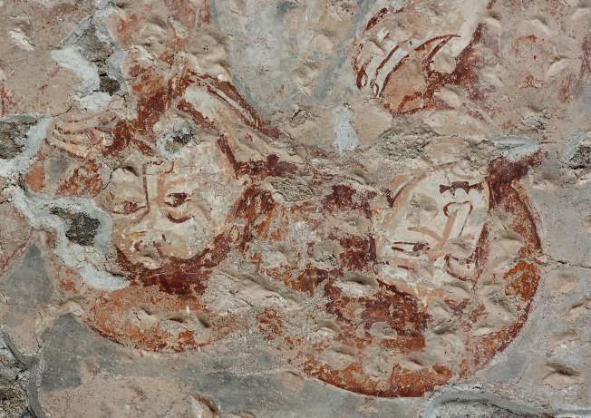 ció került megfestésre. Az is egyértelmûen megállapítható, hogy az al fresco technikában festett falkép elsõ rétegként jelenik meg a törtkõ falazaton.