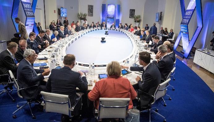 o Az EU/NATO nem tagadhatják meg egyetlen országtól sem a csatlakozás lehetőségét, amennyiben azok szabad akaratukból jelentkeztek az adott szervezetbe és teljesítik a feltételeket.