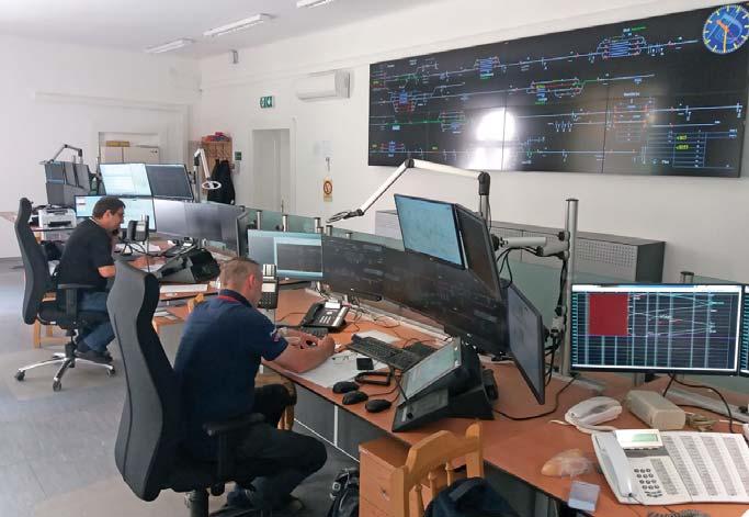 A KÖFI központban: Távvezérlő berendezés telepítése (két távvezérlő munkahellyel). Panorámatábla telepítése. A vezérlés és visszajelentés tekintetében teljes melegtartalékot kell beépíteni.