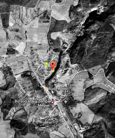 1.3 A tervezési terület A gótikus templom felé vezető úton, a Gvadányi József utcában található a közelmúltban felújított és berendezett tájház, amely